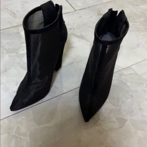 Black pointed toe, mesh heels.